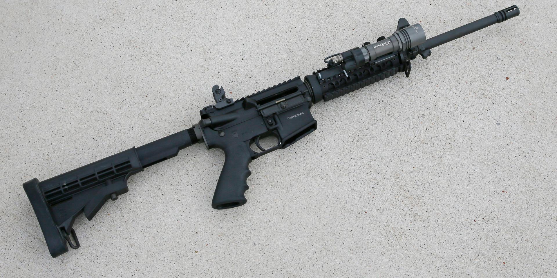 Mannen använde sig av ett halvautomatiskt gevär av modellen AR-15 (bilden), som förekommit vid många tidigare skjutningar i USA. Arkivbild.