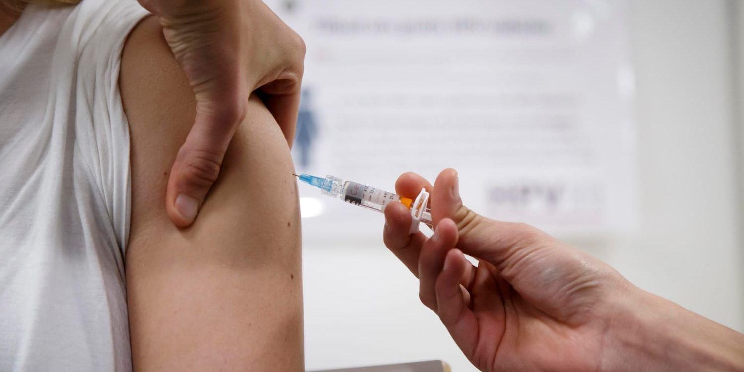 En flicka får en spruta med HPV-vaccin. Arkivbild.