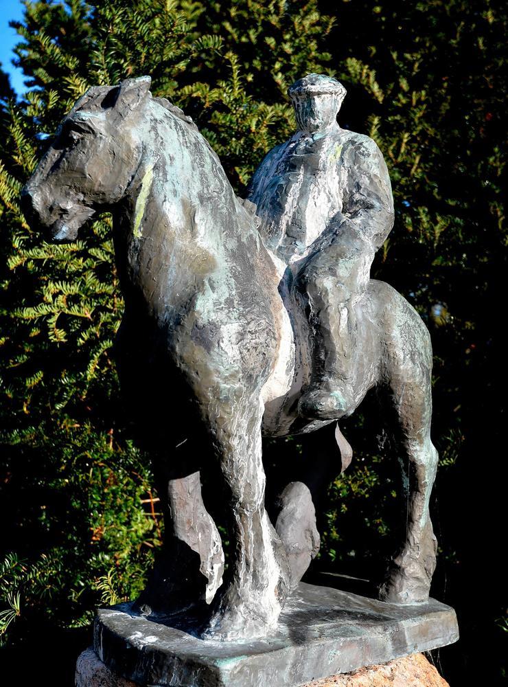 ”Hästen och bonden” av Nanna Ullman. Statyn försvann i somras men har nu hittats av ett par i Sävedalen utanför Göteborg.