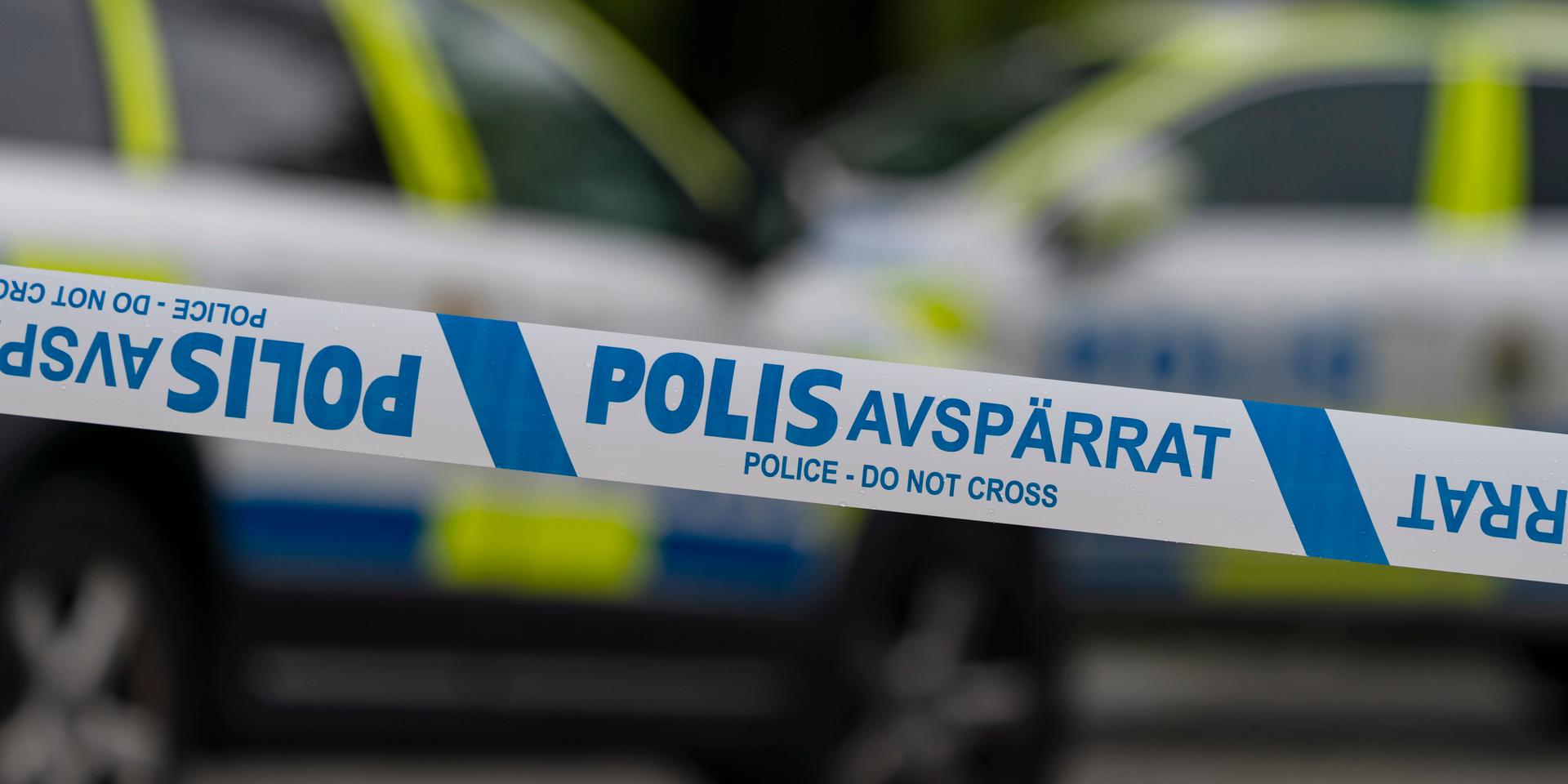 Tre män har enligt lokala medier anhållits skäligen misstänkta för mord sedan en man hittades död på en åker utanför Enköping i augusti.
