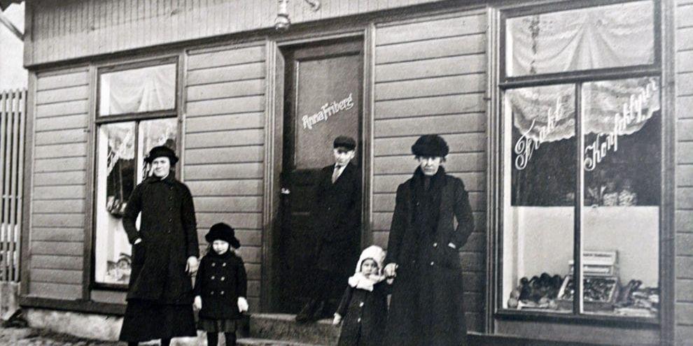 Barnen tog över. Fribergs Frukt-, konfektyr- och tobaksaffär på Västra Vallgatan omkring 1910. I dörr­öppningen syns Nore med två av sina småsyskon.