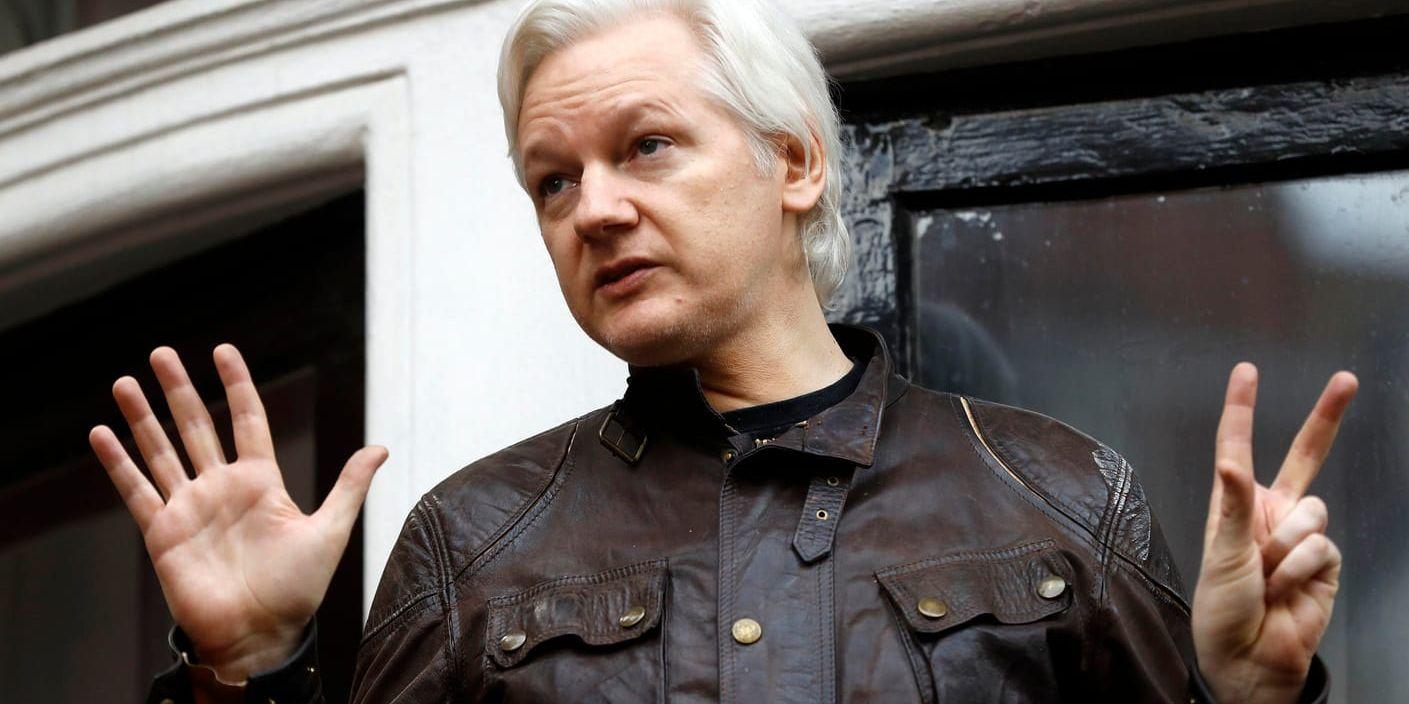 Julian Assange på den ecuadorianska ambassadens balkong i London. Bilden är från i maj 2017.