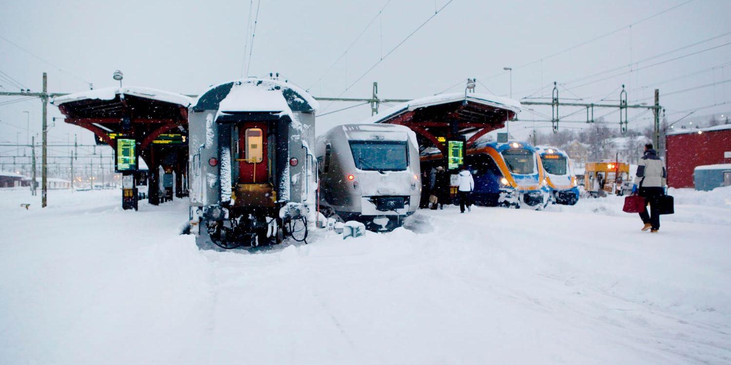 Centralstationen i Sundsvall dagen efter snöovädret som gav stora mängder snö. Tågtrafiken mellan Sundsvall och Örnsköldsvik öppnar först på måndag eftermiddag.