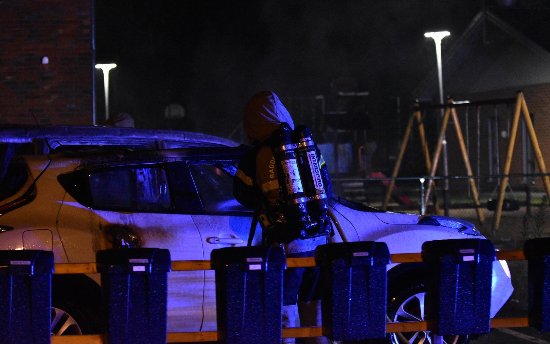 Ett flertal bilar var hotade, men räddningstjänsten fick kontroll på bränderna. 