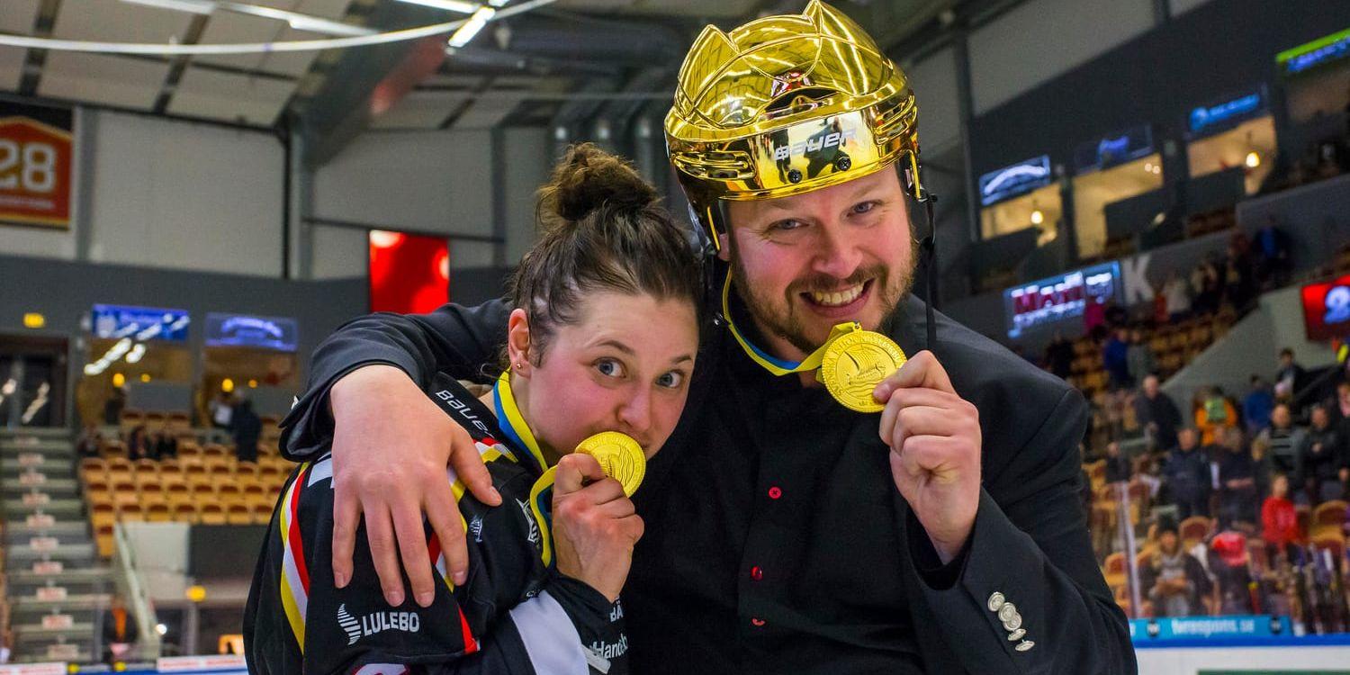 Luleås Jenni Hiirikoski och tränaren Fredrik Glader firar SM-guldet.