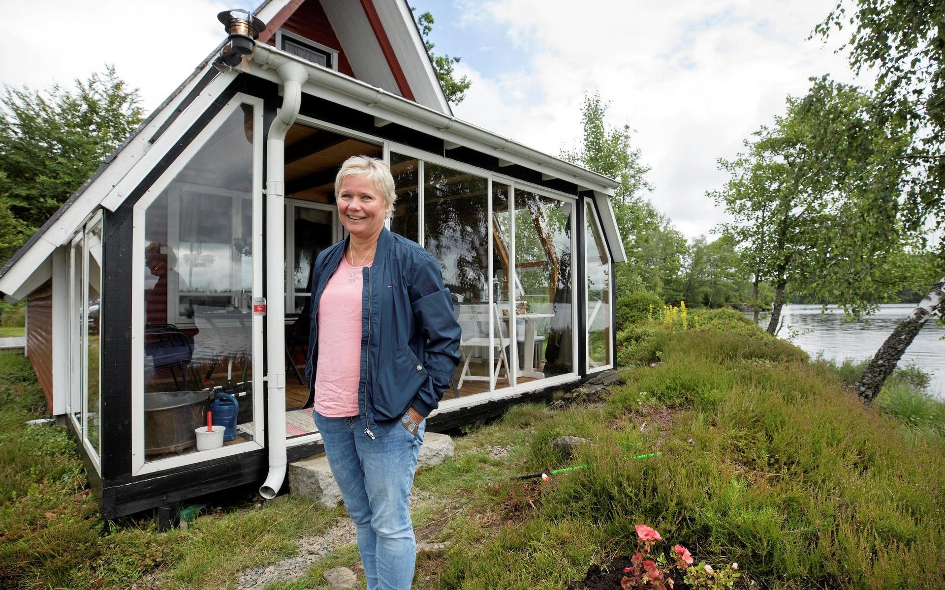 Annelis lilla hus med sovloft, ovanlig form och inglasad varenda ligger bara några meter från Tjärnesjön i Falkenbergs inland.