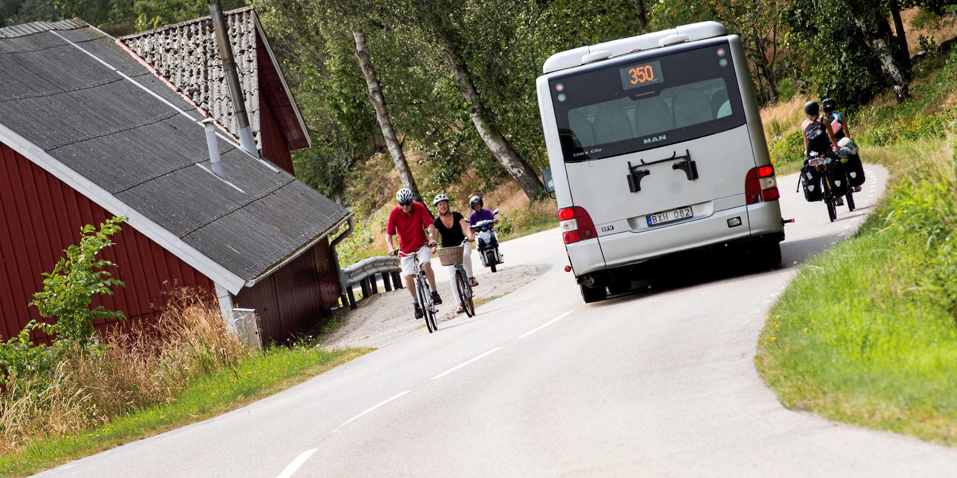 Förbi Ugglarp gäller det att samsas med bilar, lastbilar och bussar på Kattegattleden. (Cyklisterna på bilden har ingen koppling till insändaren)