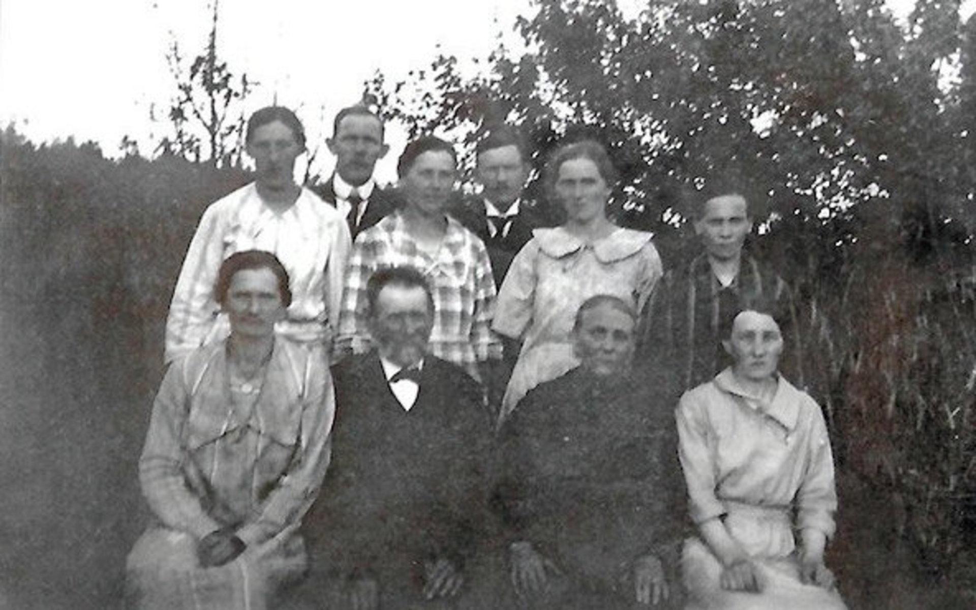 Johan Bernt och Anna Charlotta med åtta av sina barn. 