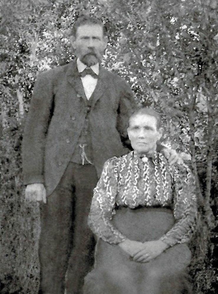 Mjölnaren Johan Bernt Johansson och hans hustru Anna Charlotta Börjesdotter bodde på Intaget i Boet tillsammans med sina nio barn.
