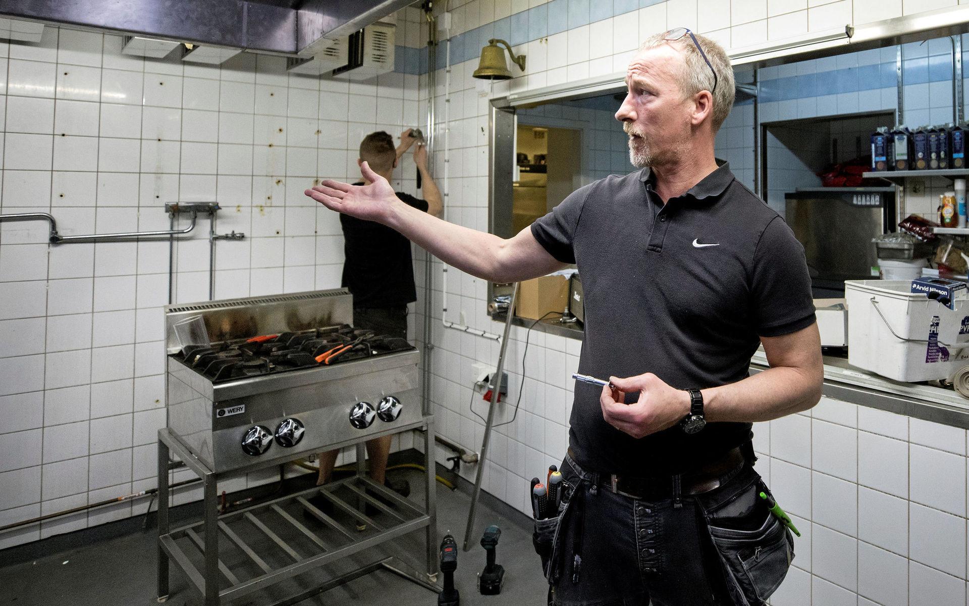 Fastighetsägaren Henrik Martinsson har kostat på köket ett nytt fläktsystem. Paret Johansson-Kling har köpt ny köksutrustning. 