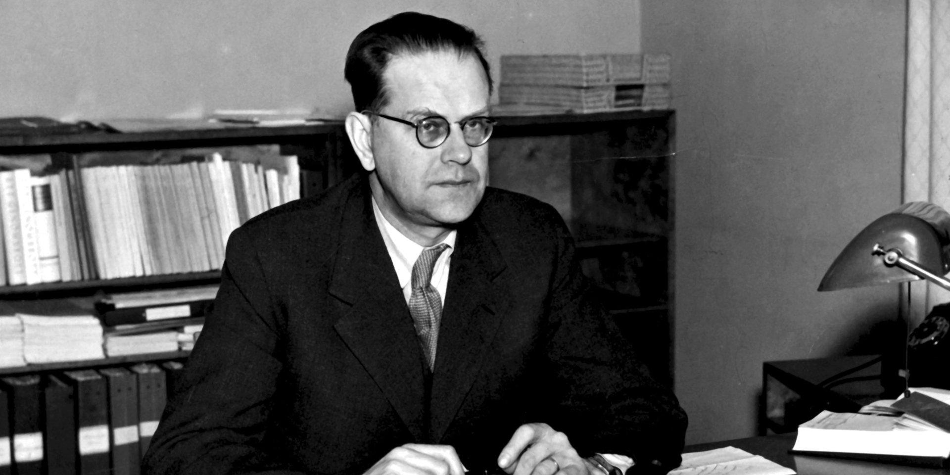 ©SCANPIX SWEDEN, 1945-01-10.
Ecklesiastikminister Tage Erlander.
Han sitter vid ett skrivbord med papper framför sig.
Foto: Scanpix Code: 20360