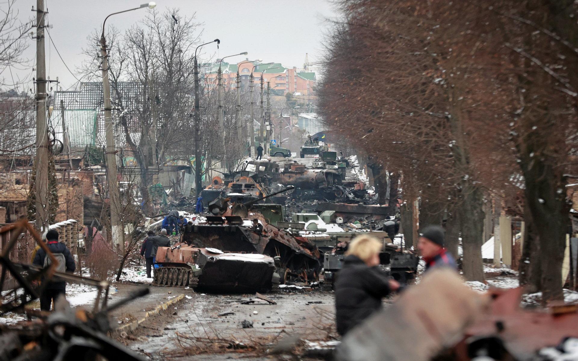 Det är svårt att veta vilka förlustsiffror som stämmer, men på nätet har det publicerats bildbevis på flera hundra utslagna ryska pansarfordon. Här syns utbrända pansarbandvagnar i Kiev.