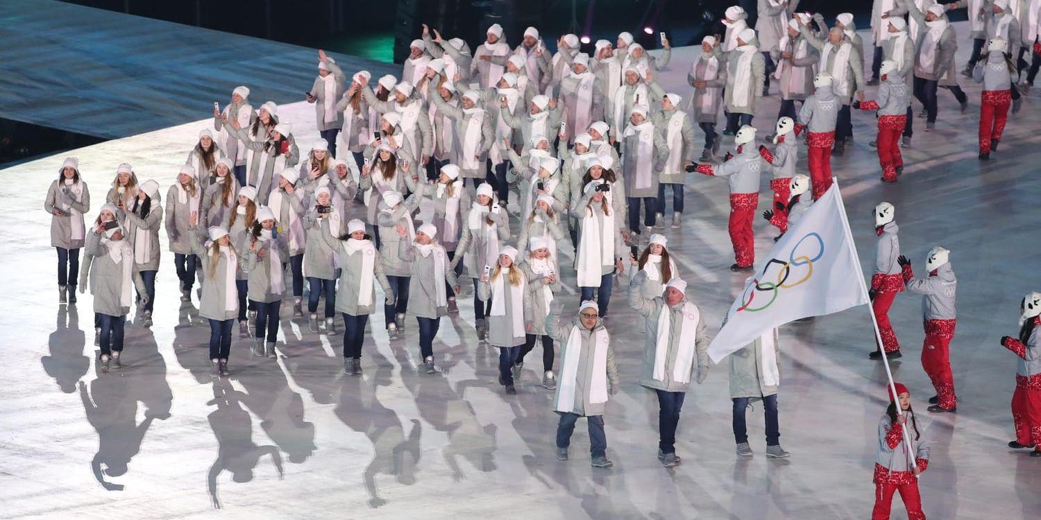 OAR-truppen (Olympiska aktiva från Ryssland) tågar in bakom OS-flaggan under invigningen av vinter-OS i Pyeongchang, Sydkorea. Inte heller på avslutningen får den ryska fanan användas.
