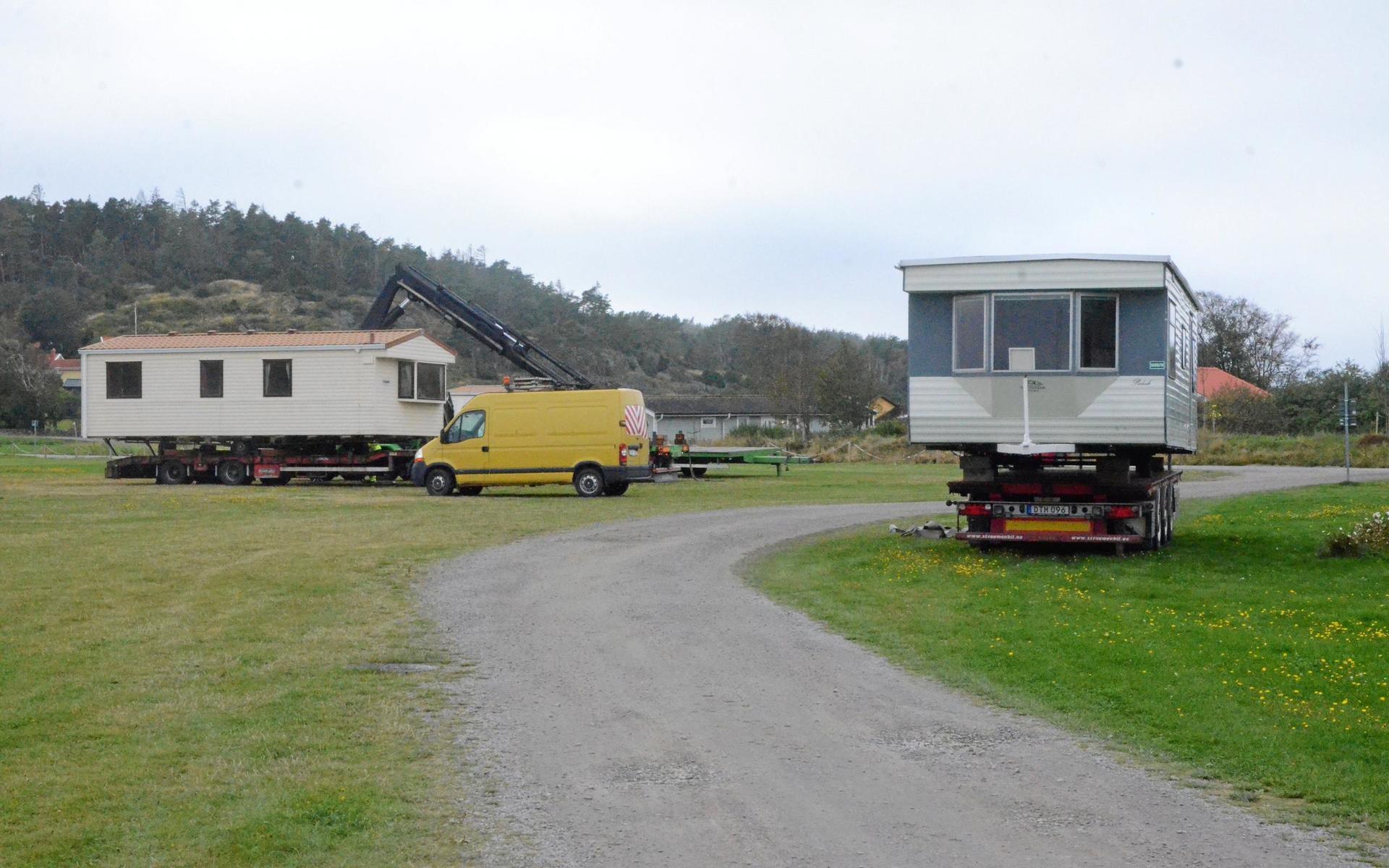 Flera vagnar lämnar under måndagen. En och samma firma Morgan Nyman AB har köpt 17 villavagnar från Kärradal.