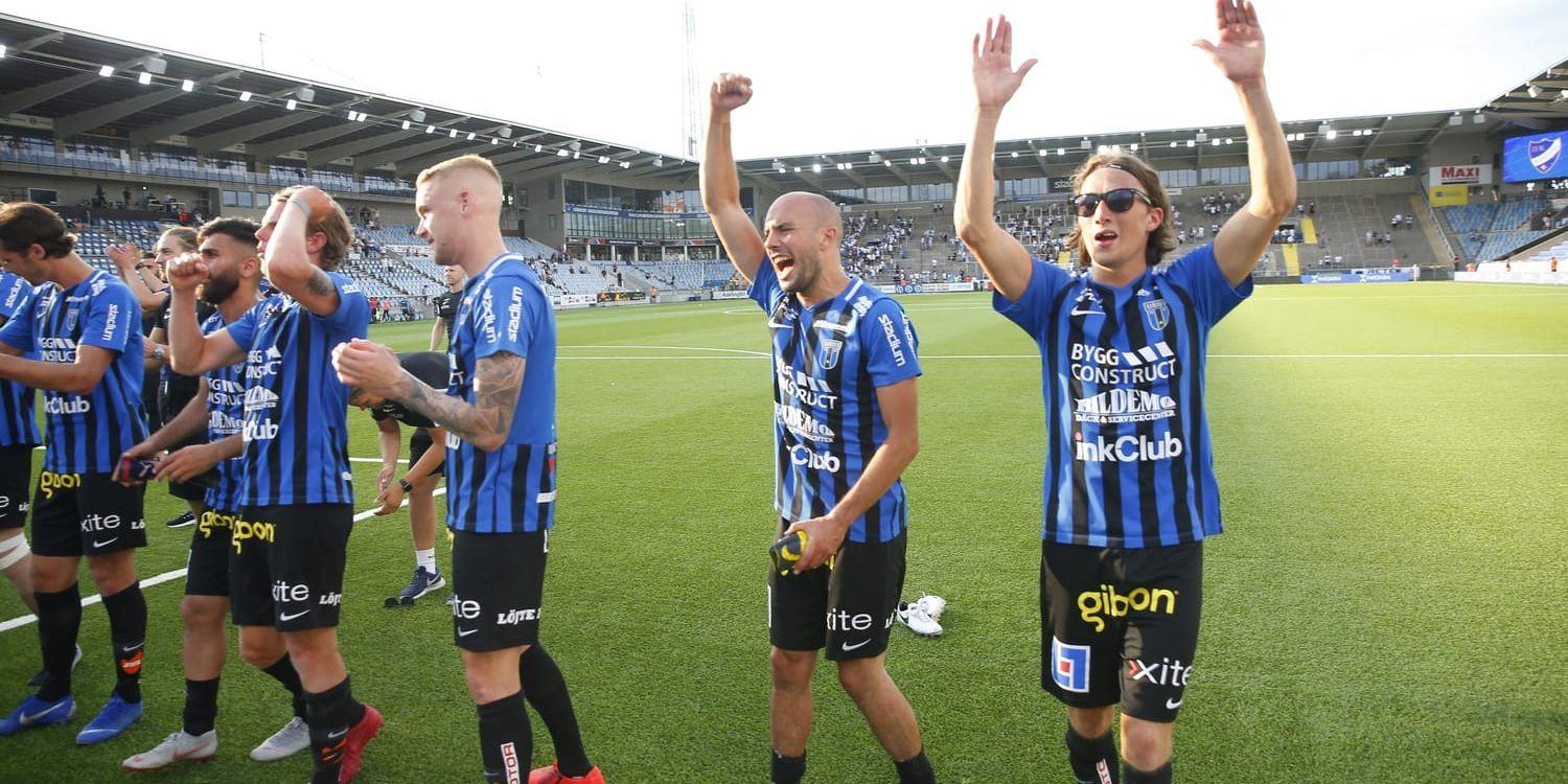 Sirius tackar de tillresta fansen efter 1–0-segern mot IFK Norrköping på Östgötaporten.