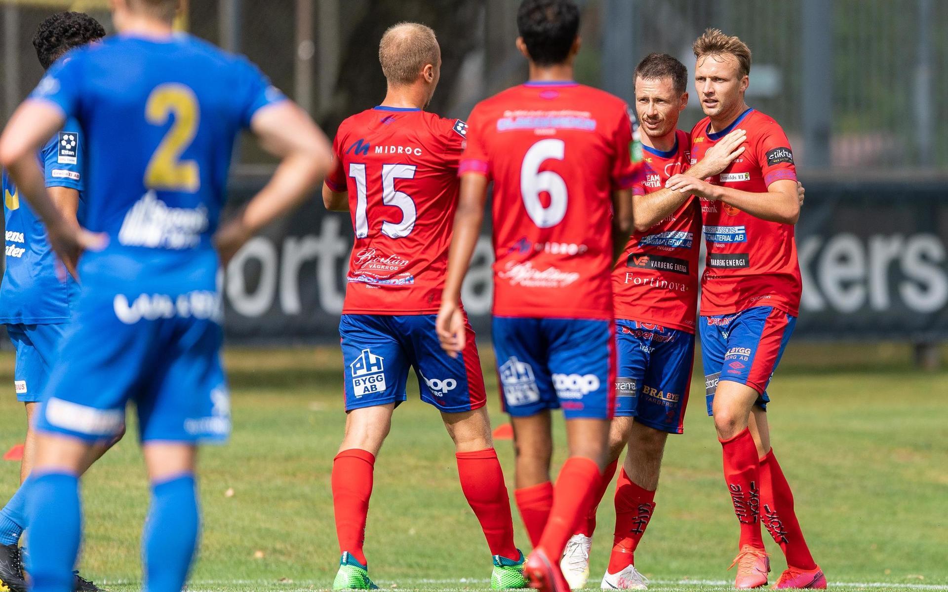 Tvååkers Rasmus Andersson jublar med lagkamrater efter 2-0 