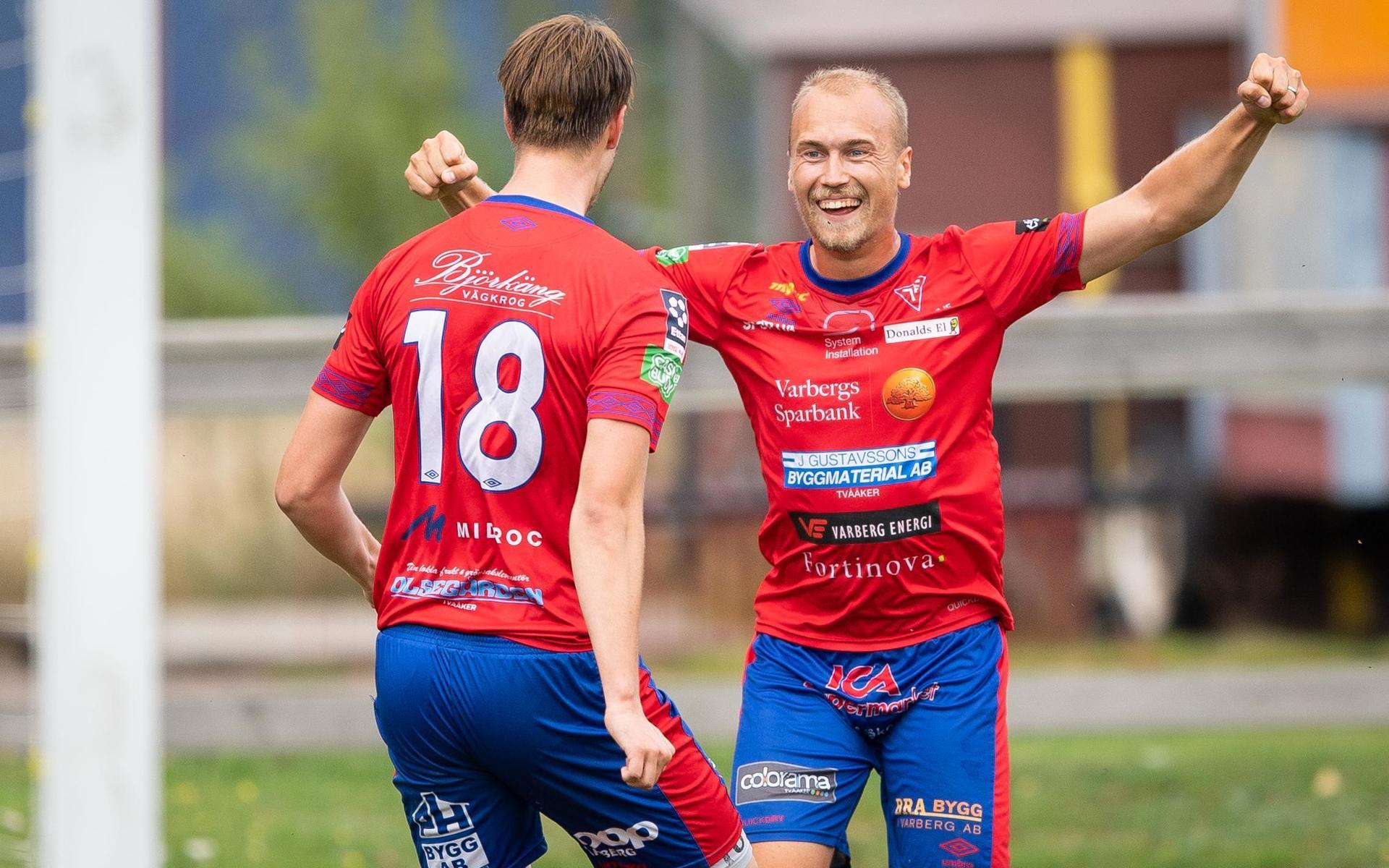 Tvååkers Jakob Adolfsson jublar efter 1-0 av Hugo Svensson 