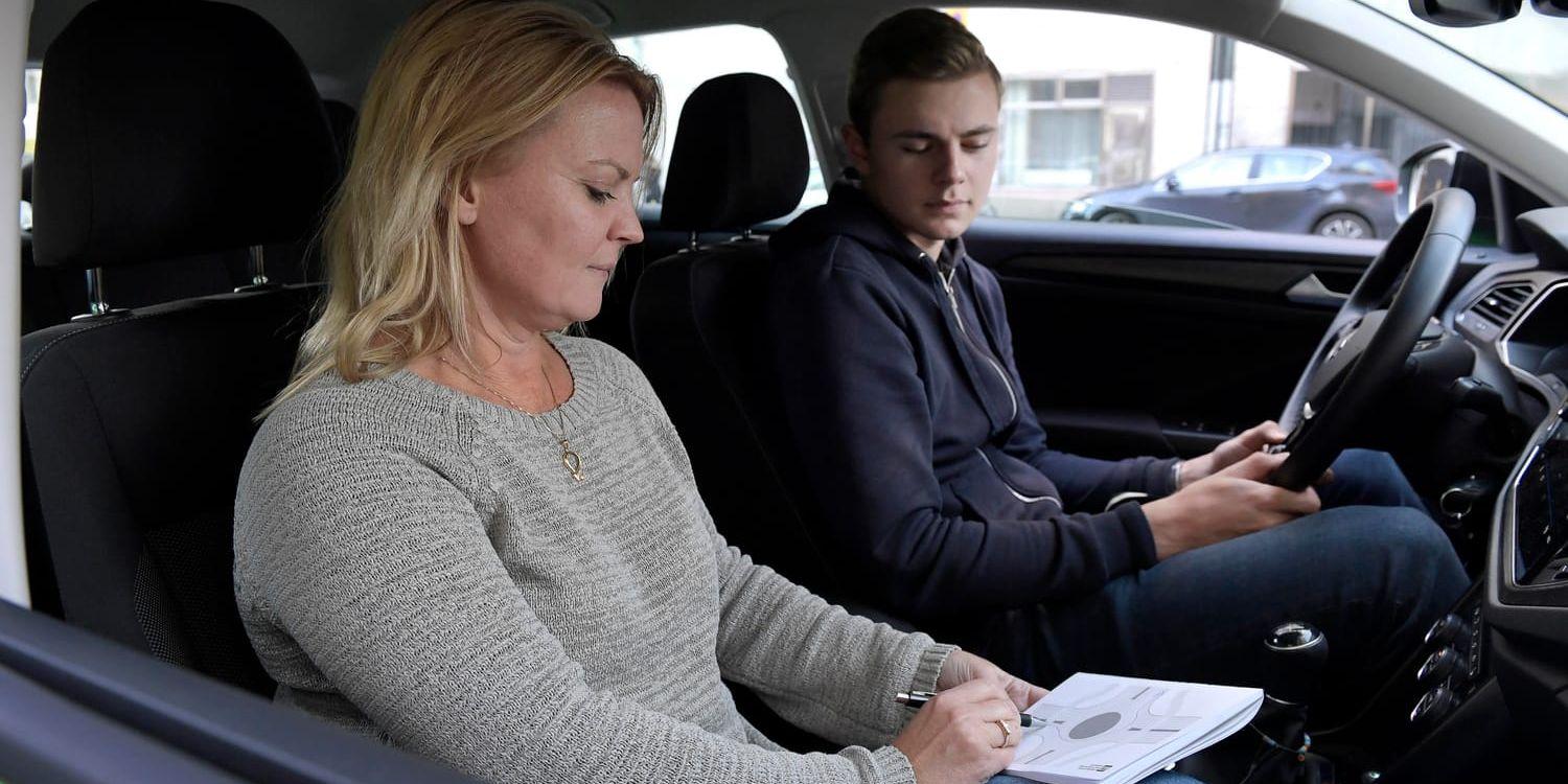 Sigge Björs är på väg att ta körkort i Stockholm, och övningskör med trafikskolechef Marita Lundin Rosengren. "Jag tror att jag kommer att klara det men det är nog en större utmaning än många tror", säger Sigge om teoriprovet.