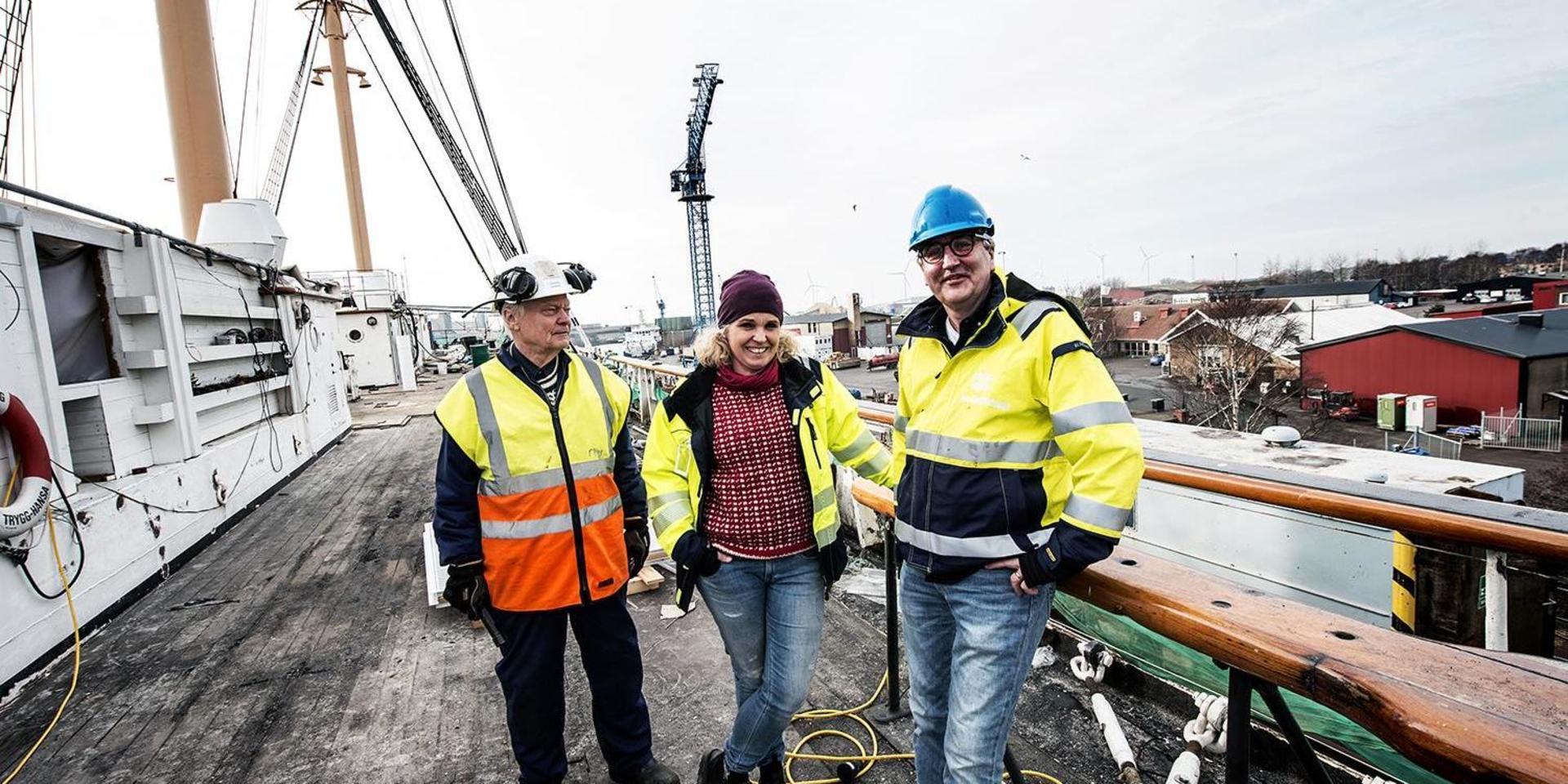 Torbjörn Åkesson har arbetat med Barken Viking från och till sedan 1994. Karin Lottkärr är projektledare hos ägaren fastighetsbolaget Higab som ägs av Göteborgs kommun samt Falkvarvs vd Jan-Olov Carlsson ombord på fartyget.