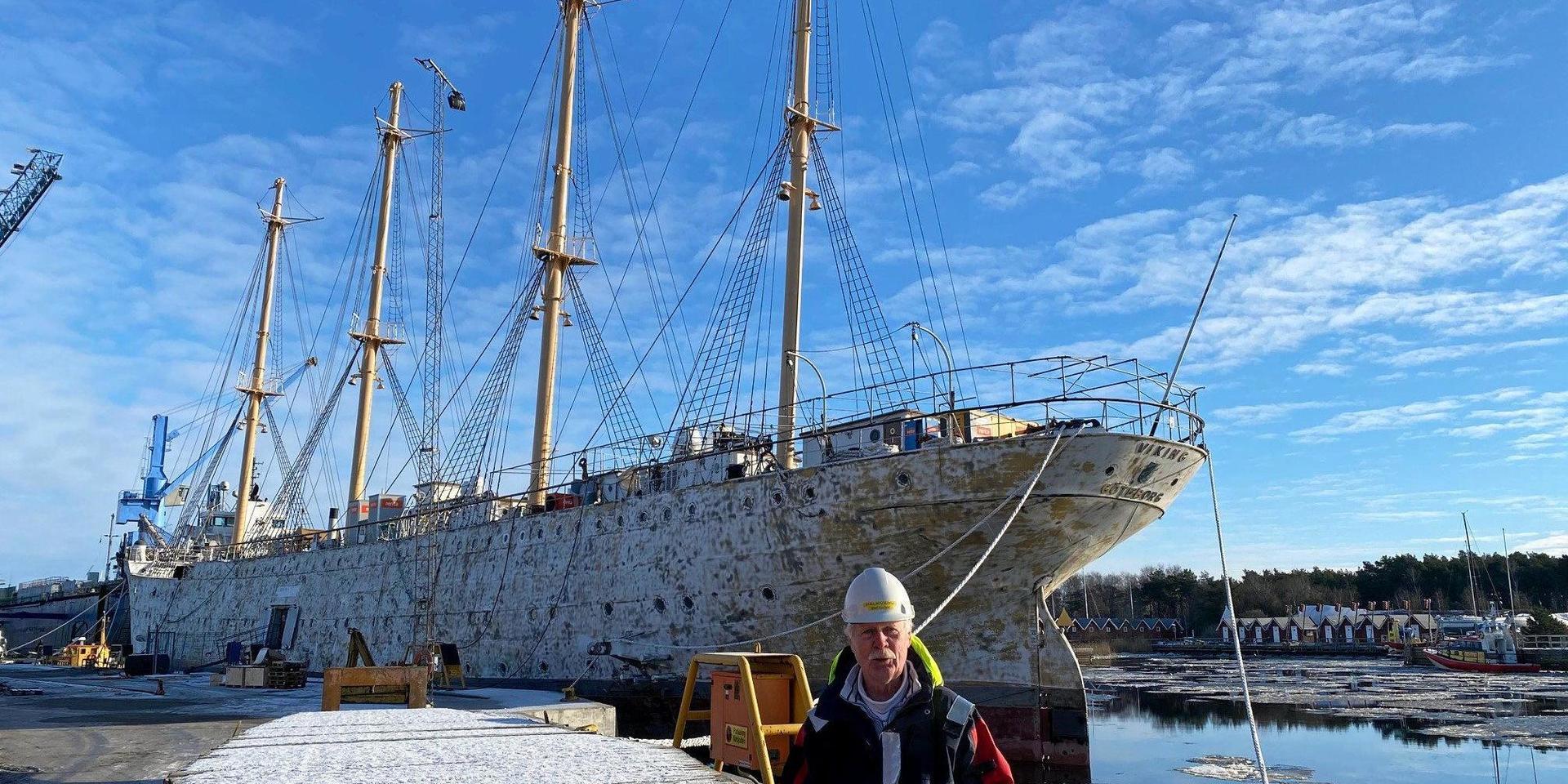 Lars Hult utbildade sig till fartygselektriker på skolskeppet Barken Viking. Idag arbetar han med att serva sjöfolk i hamnarna Falkenberg, Varberg och Halmstad.