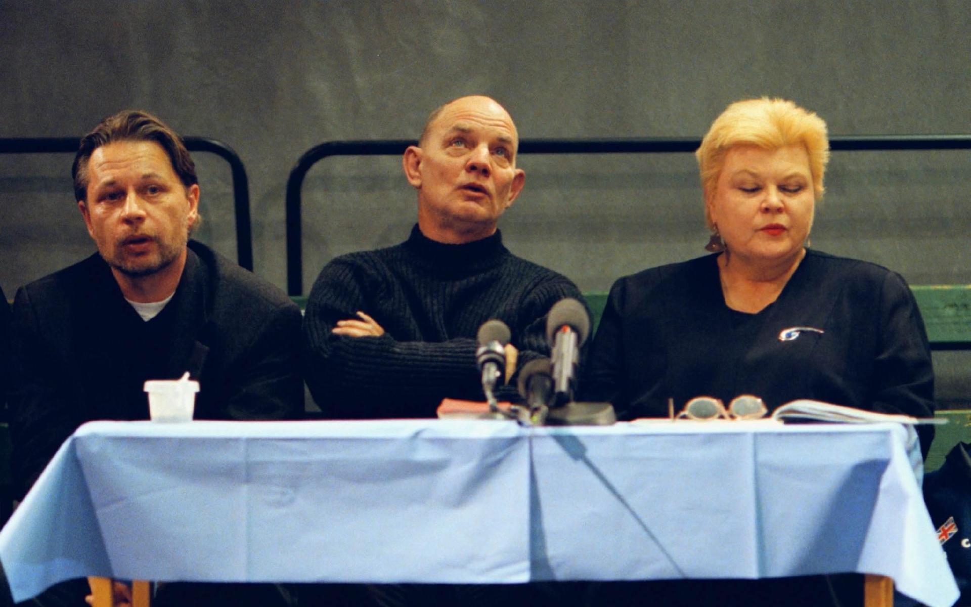 1999. Lars Norén presenterar pjäsen 7:3 tillsammans med skådespelarna Reine Brynolfsson och Isa Stenberg. Pjäsen uppfördes i samarbete med en grupp fångar med öppet nazistiska åsikter och blev mycket omdebatterad. 