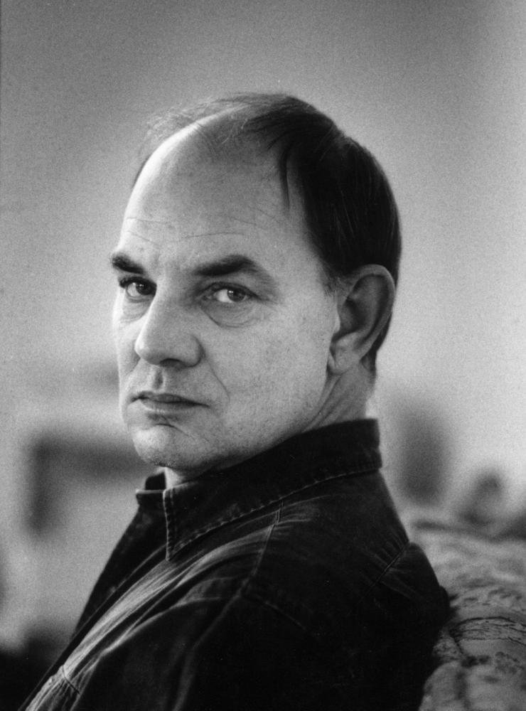 Lars Norén, på en arkivbild från 1990. Det var på 1980-talet Lars Norén fick sitt genombrott med pjäser som  ”Natten är dagens mor” (1982) och uppföljaren ”Kaos är granne med Gud”(1983).