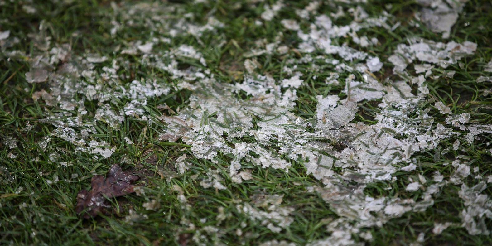 Snöutsatta och ospelbara gräsmattor har satt flera av helgens premiärmatcher i fara. Arkivbild.