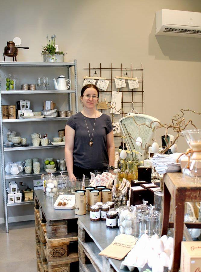 Emma Carlsson byggde en butik hemma på gården och säljer nu kaffe, te och presentartiklar i Vinberg.