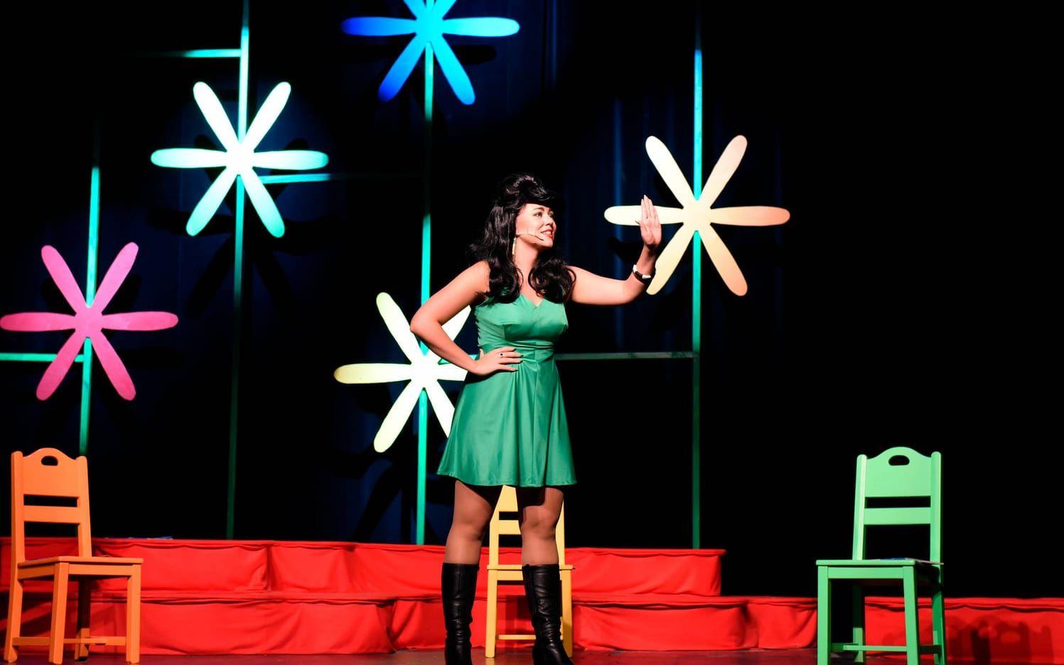 Lisa Andersson spelar Green Girl och visar hur man gör slut. Bild: Martin Erlandsson