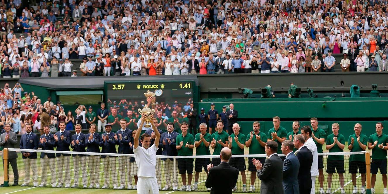 Roger Federer lyfter Wimbledon-pokalen för åttonde gången.