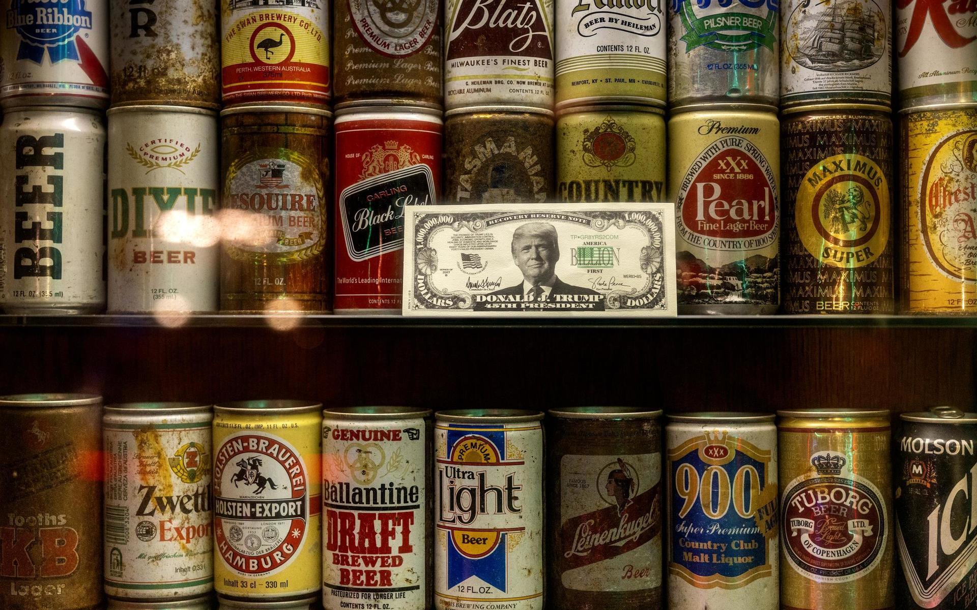 En stor samling klassiska amerikanska ölburkar pryder en av barerna.
