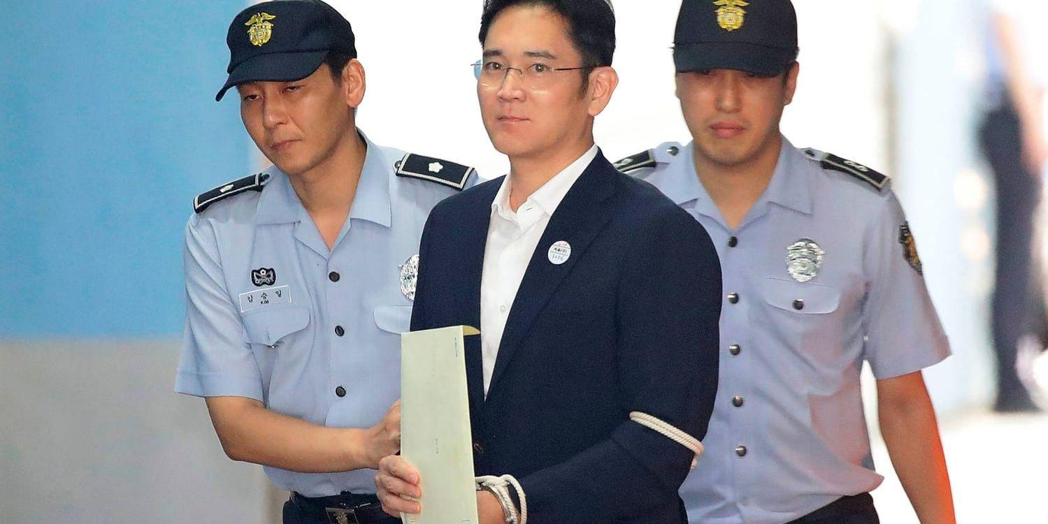 Lee Jae-Yong anländer till rätten.