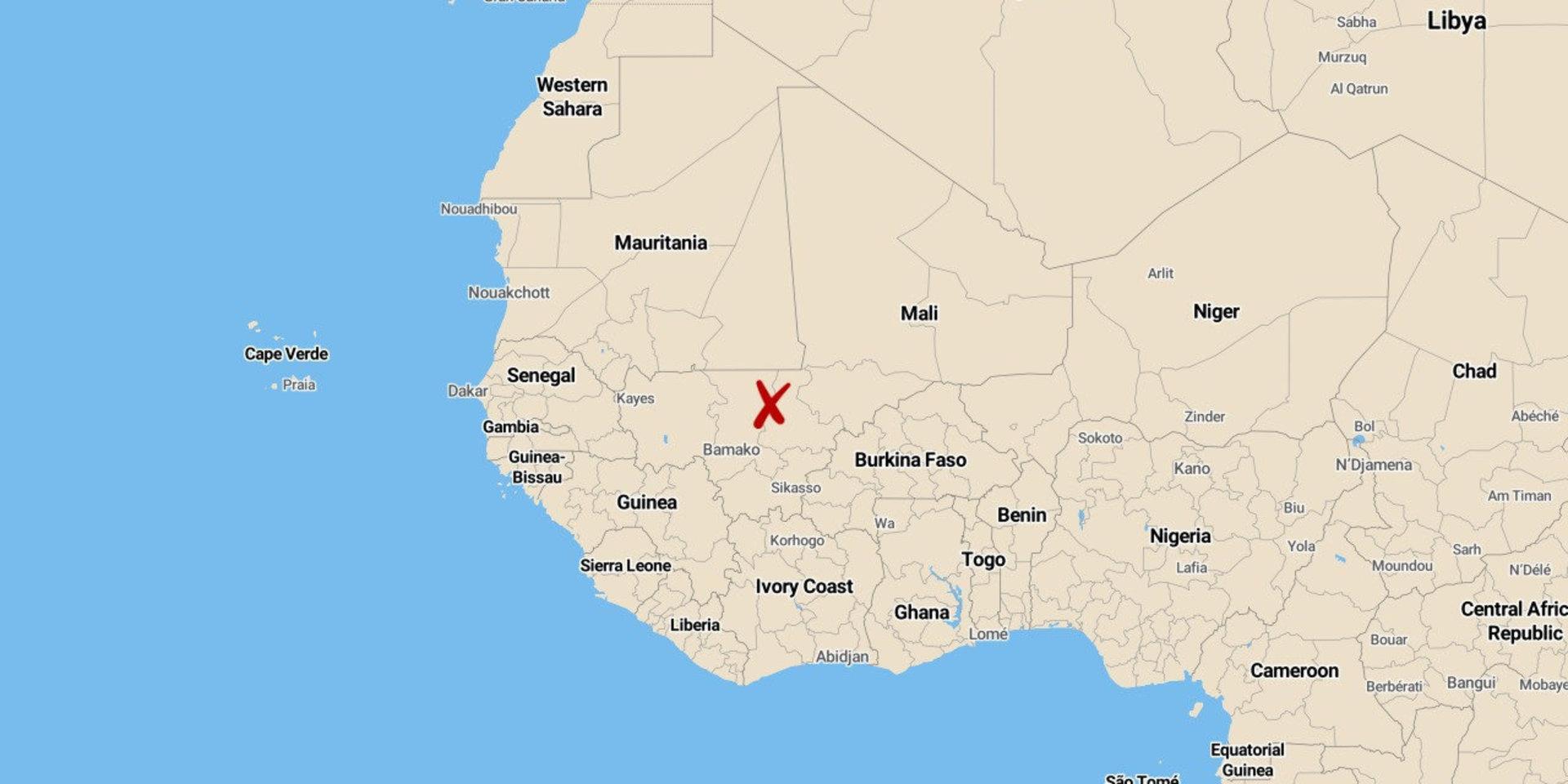 En polissoldat, gendarm, tillfångatogs vid en attack i Sokolo i Mali men lyckades sätta sig i säkerhet sedan han flytt och gått åtta mil till fots genom huvudsakligen ökenterräng. 