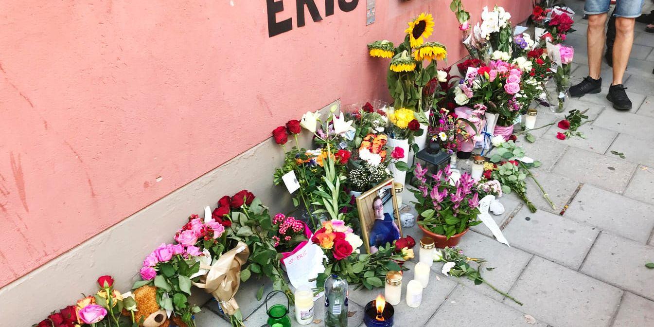 Blommor, ljus och hyllningar vid den plats där Eric Torell dog. Arkivbild.