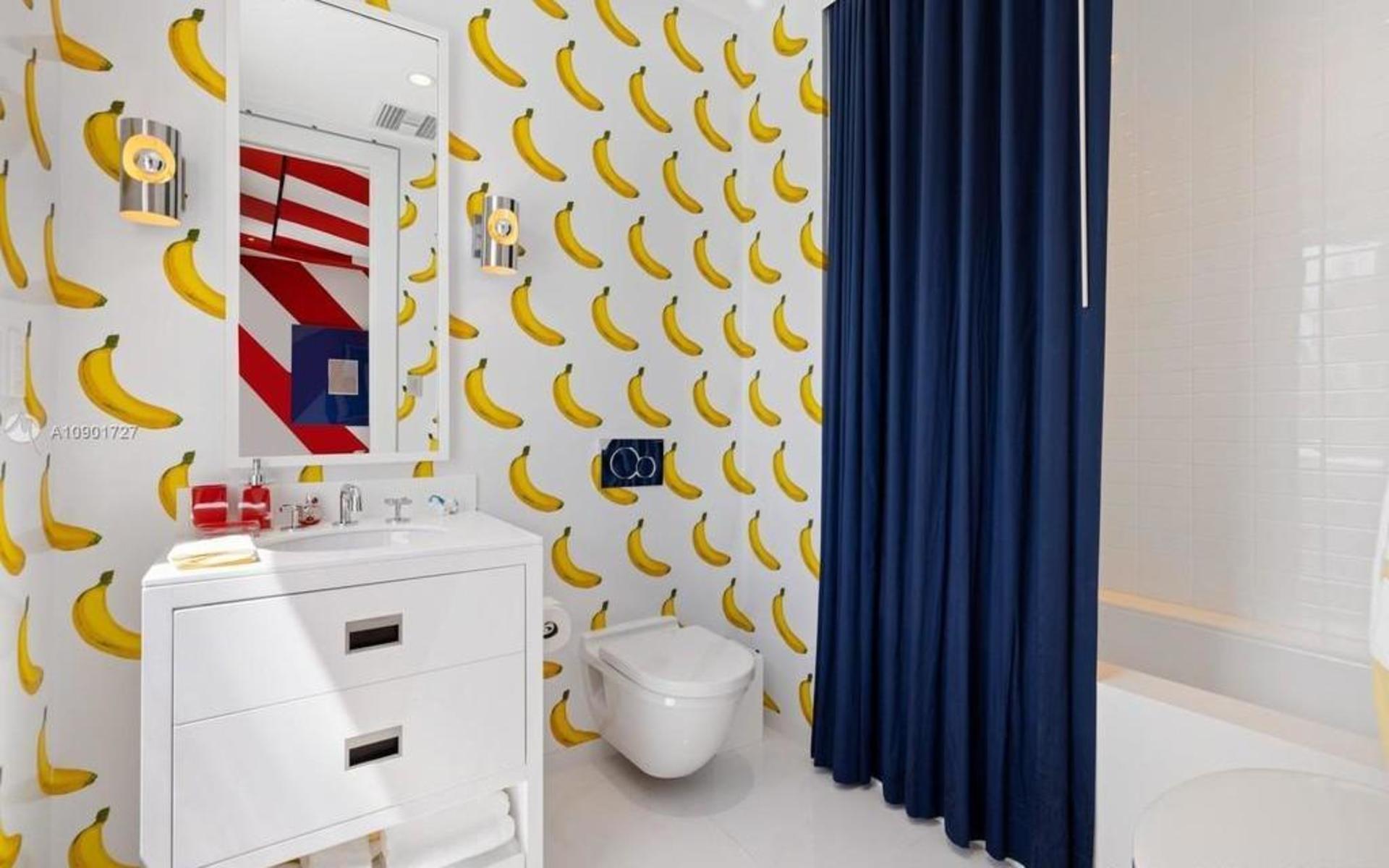 Att tapetsera badrummet med banantapeter känns ovanligt men kul
