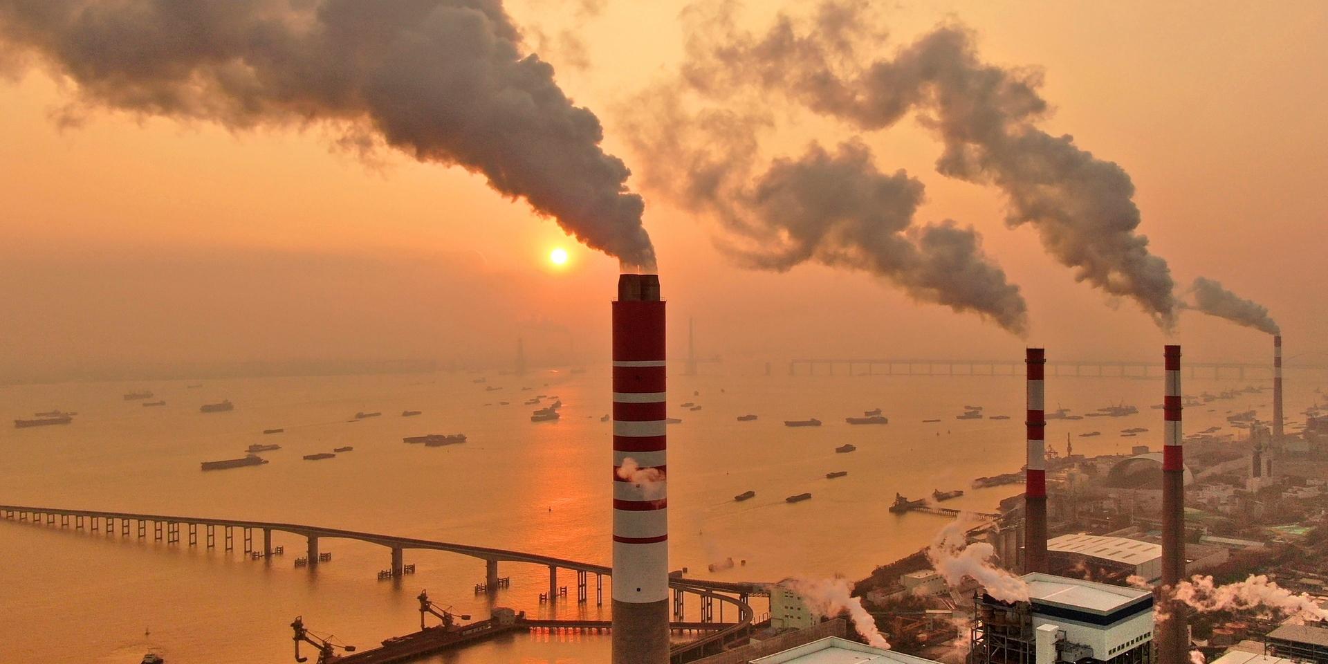 Kina släpper ut mest koldioxid av alla världens länder, men har ännu inte meddelat nya klimatmål till FN. På bilden ett kolkraftverk längs Yangtzefloden i Nantong 2018.