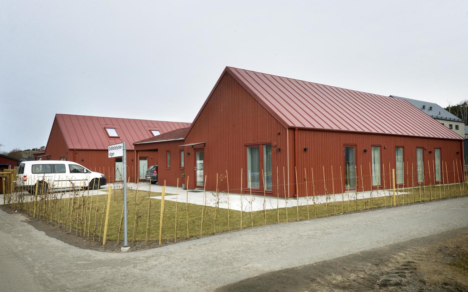 Ängalyckan bebyggs med villor och kedjehus. Just de här röda husen var nominerade till Gar-Bo Försäkring AB:s pris Årets småhus men priset gick till Villa Schelin från Willa Nordic.