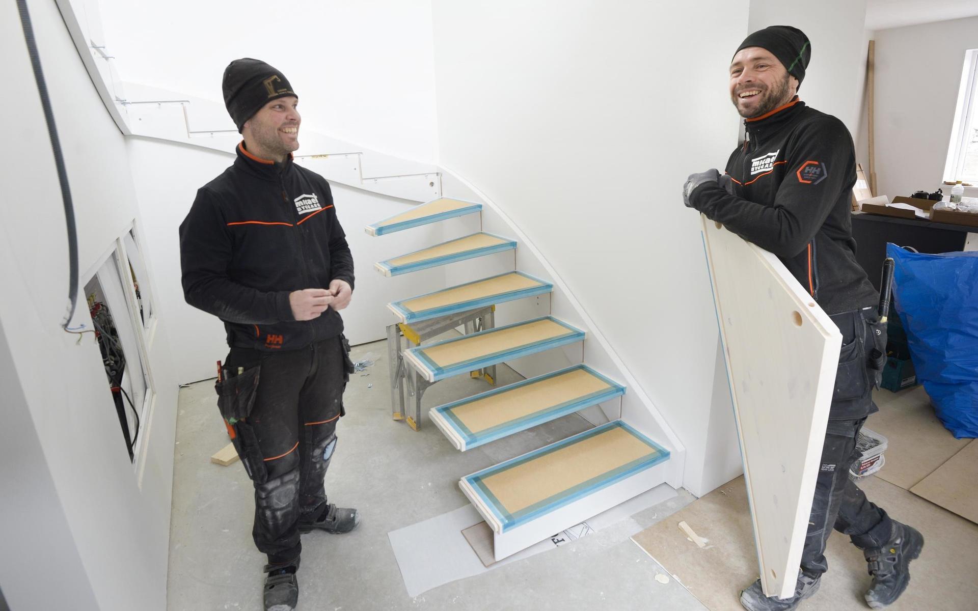 Jimmy Svensson och Håkan Erlandsson är två av de hantverkare som byggt Ängalyckanområdet. De arbetar på företaget Micael Byggare. När HN hälsar på håller de på att montera en trappa.