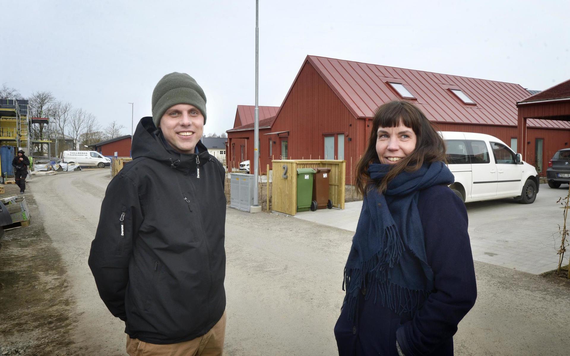 Markus Johansson och Carina Stolpe från Derome – för dagen på plats för att besiktiga några av husen.