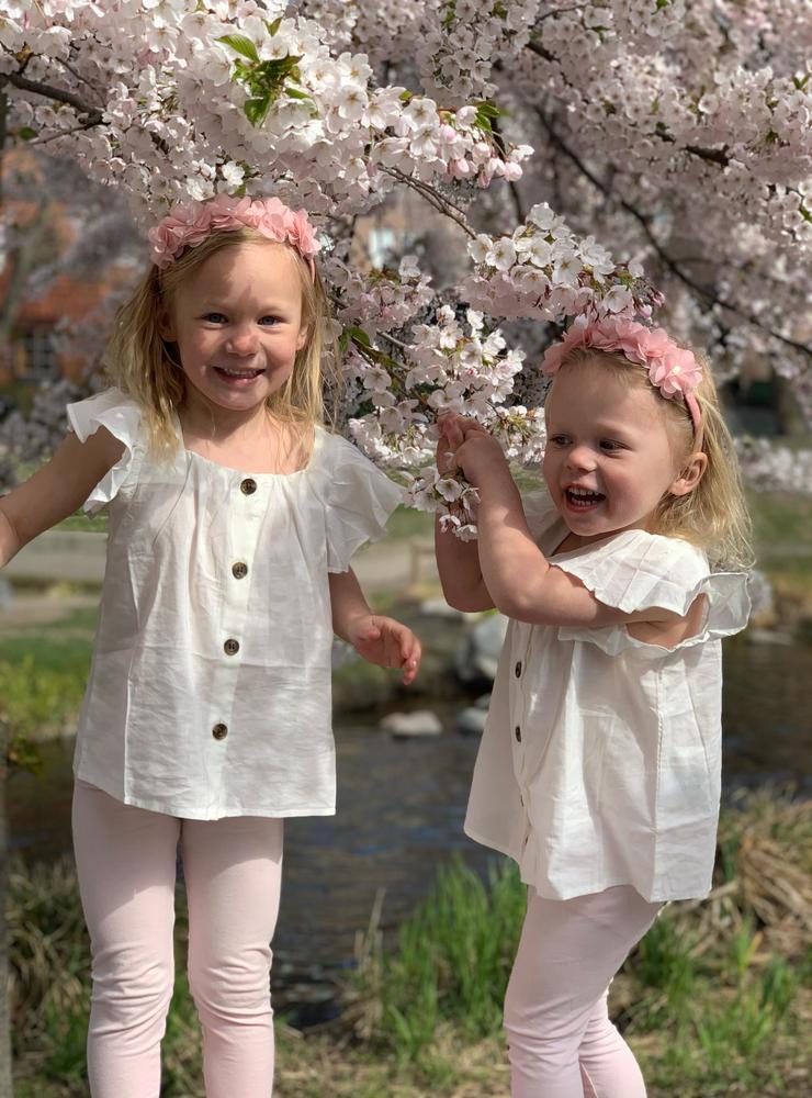Blommande körsbärsträd och barnbarnen Tara och Bonni.