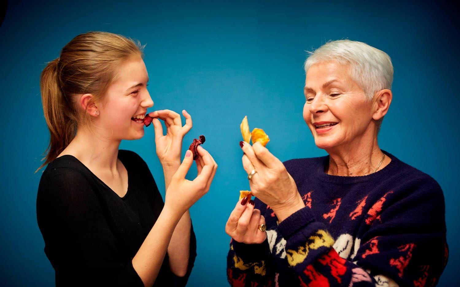 Mmm. Josefin Wijk och Margitta Grotenfelt hittade flera godingar bland de testade rotfruktschipsen.