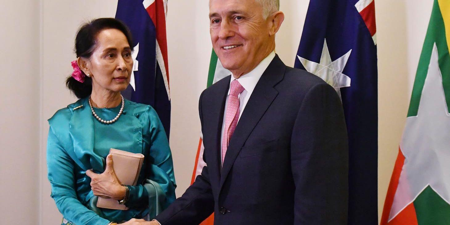 Burmas ledare Aung San Suu Kyi välkomnas av Australiens premiärminister Malcolm Turnbull i Canberra.