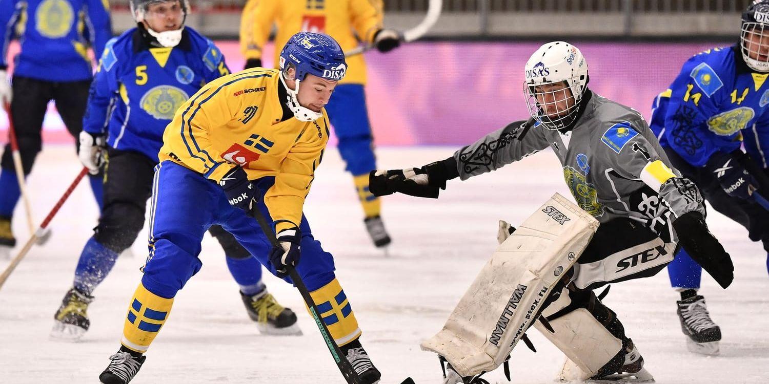Christoffer Edlund på väg att runda Kazakstans målvakt Vjatjeslav Gortjakov i bandy-VM:s semifinal, som Sverige vann med 20–1 i Vänersborg.