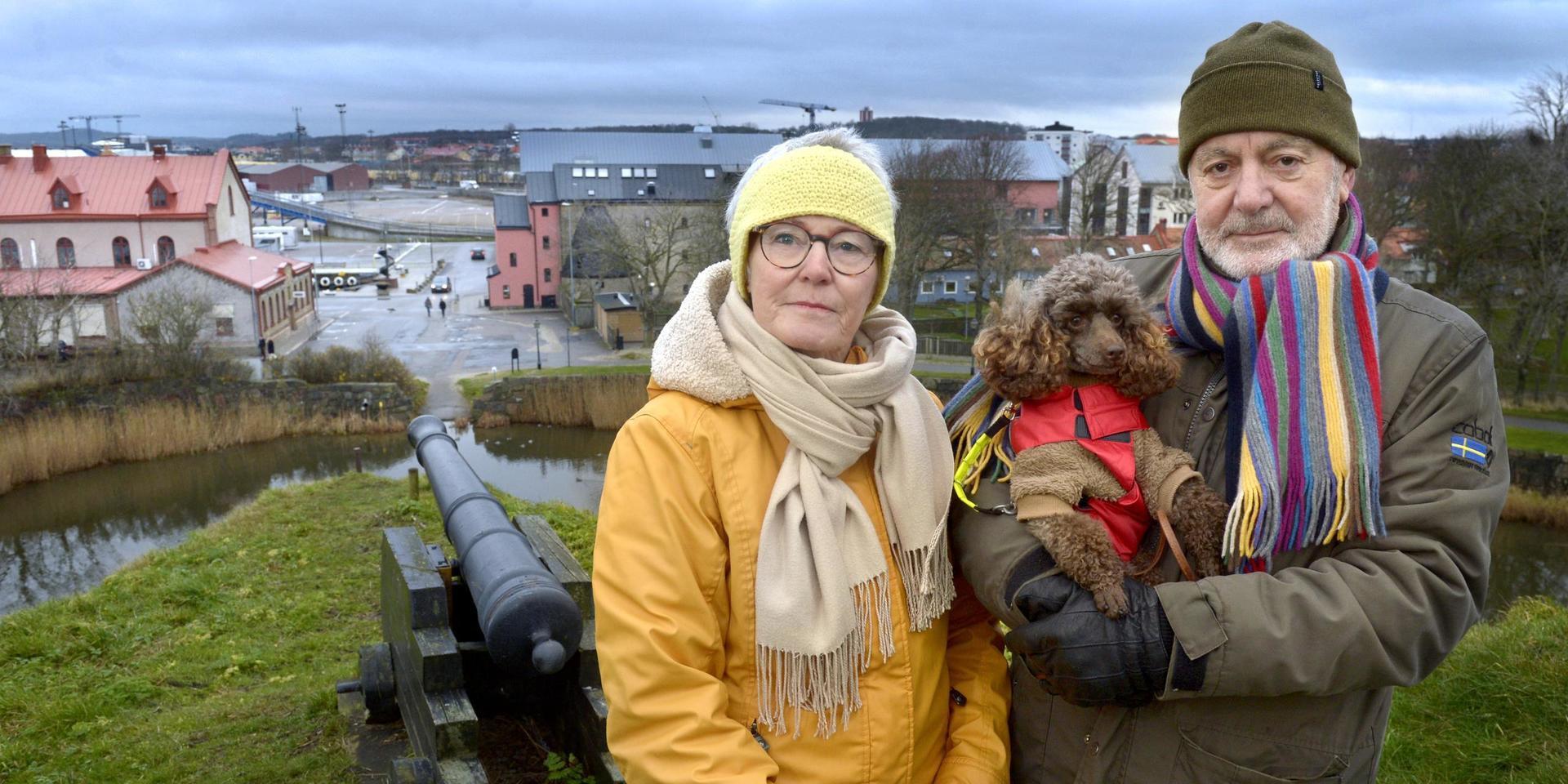 Thomas Ericsson, Eva Hylander och hunden Barbro, motståndare till Västerportsplanerna.