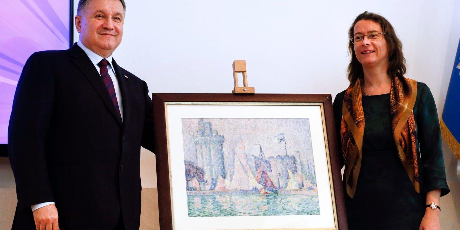 Ukrainas inrikesminister Arsen Avakov och den franska ambassadören i Ukraina, Isabelle Dumont, visade upp den återfunna Signac-tavlan i Kiev.