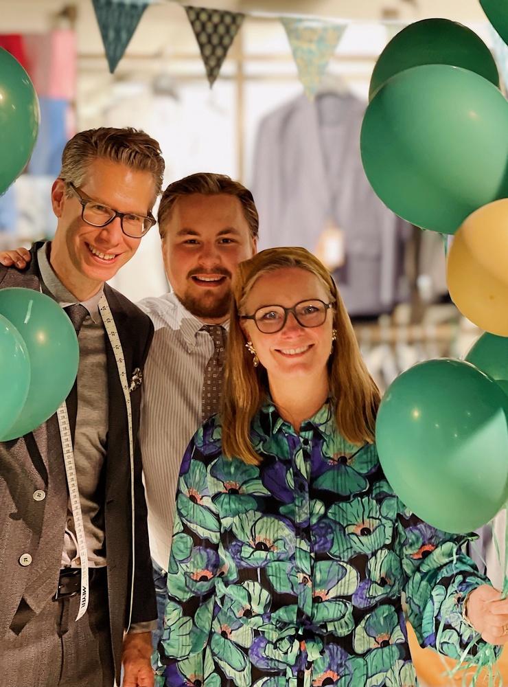 Mattias Hedberg, Max Sandgren (säljare) och Ullrika Hedberg på 75-årsjubileum för butiken Lolles Kläder. Efter en tuff tid med pandemi och sjunkande siffror är de nu positiva inför framtiden. 