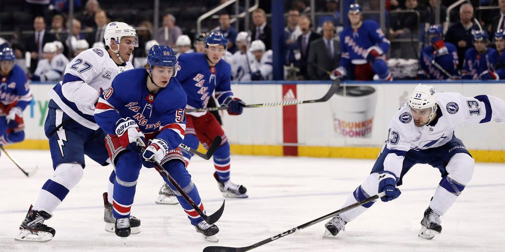 Lias Andersson, i mitten, får chansen till NHL-spel igen då New York Rangers kallar upp honom från AHL-laget Hartford. Arkivbild.