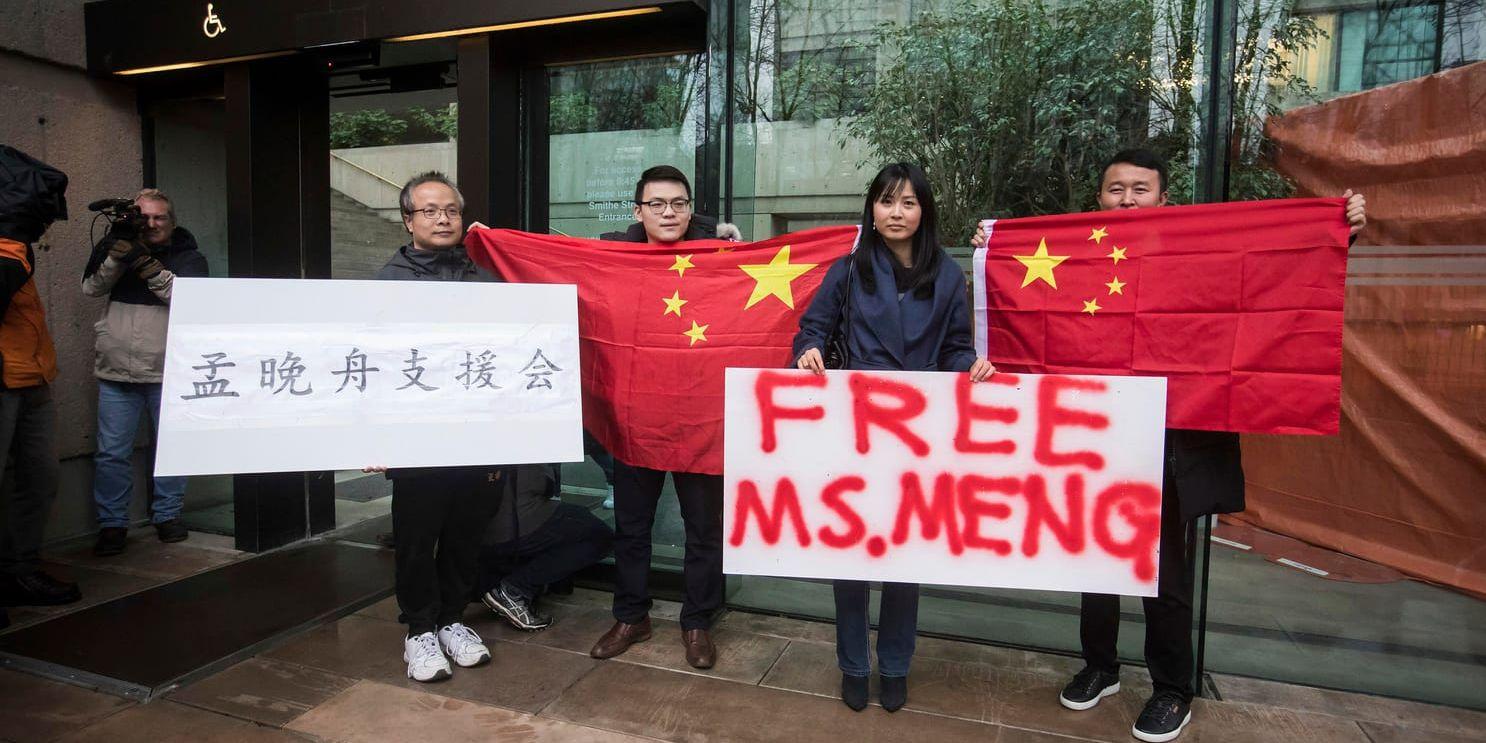 Kineser demonstrerar utanför en domstol i Kanada 11 december för att Huaweichefen Meng Wanzhou ska släppas.