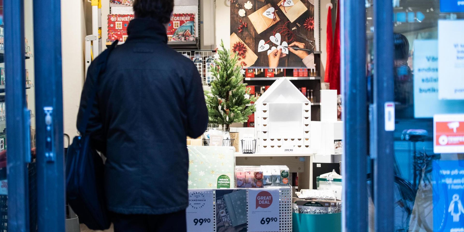 Handla julklappar redan nu i folktomma butiker, eller köp presentkort, är insändarskribentens tips för att stötta de lokala butikerna i julhandeln.